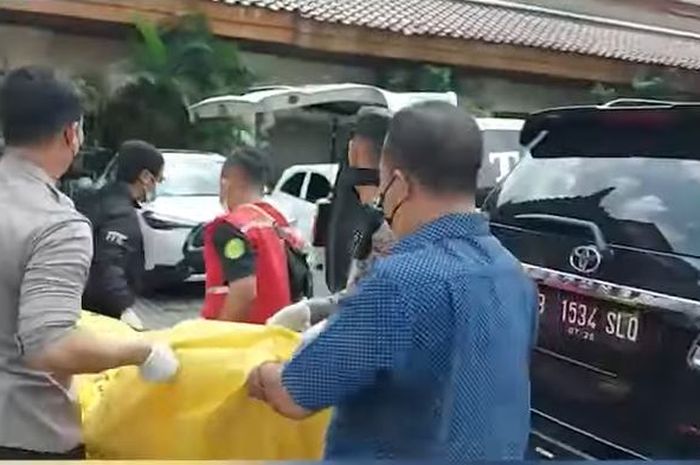 Evakuasi jasad di dalam kabin Toyota Fortuner yang terparkir di sebuah hotel kawasan Laweyan, Solo, Jawa Tengah