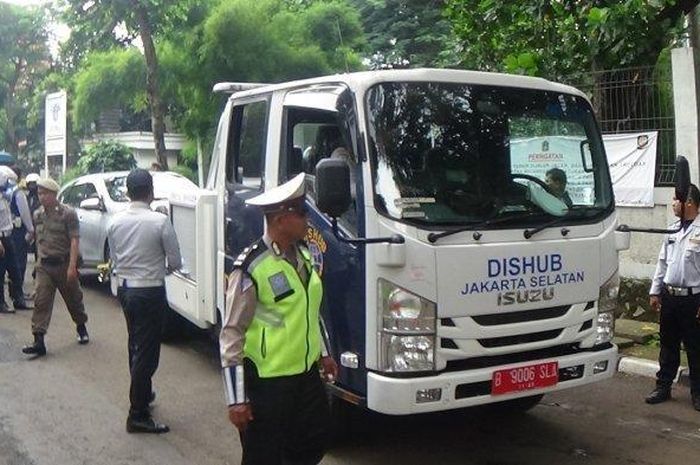 Ilustrasi mobil yang parkir sembarangan akan diderek