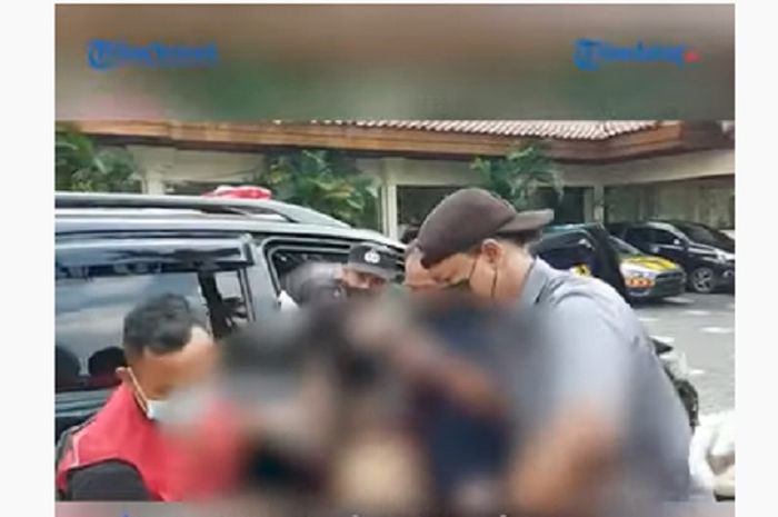 Seorang pria ditemukan meninggal dunia di dalam kabin Toyota Fortuner yang terparkir di sebuah hotel di Kota Solo (Hasil tangkapan layar Youtube Tribun Jateng).