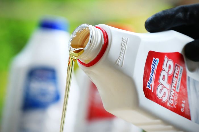 (Ilustrasi) Saat ini oli sintetis lebih mudah ditemui daripada oli mineral