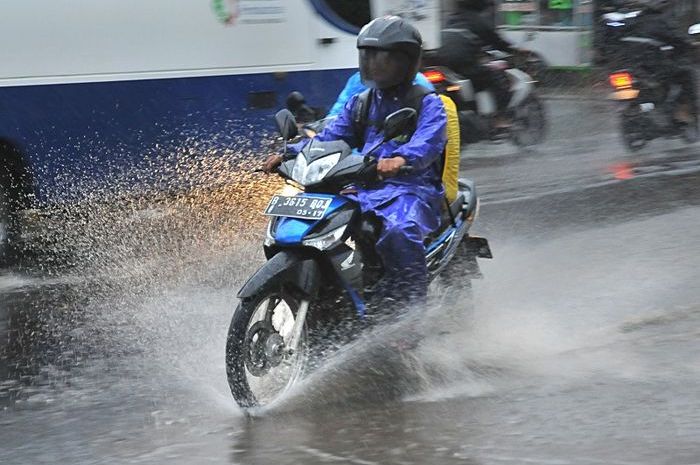 Ilustrasi riding saat hujan