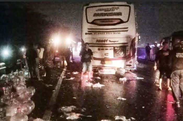 Bus rombongan siswa SMAN 1 Wonosari, Gunung Kidul, Jogja tabrak truk tronton muatan air galon di KM 760 ruas tol Porong-Sidoarjo