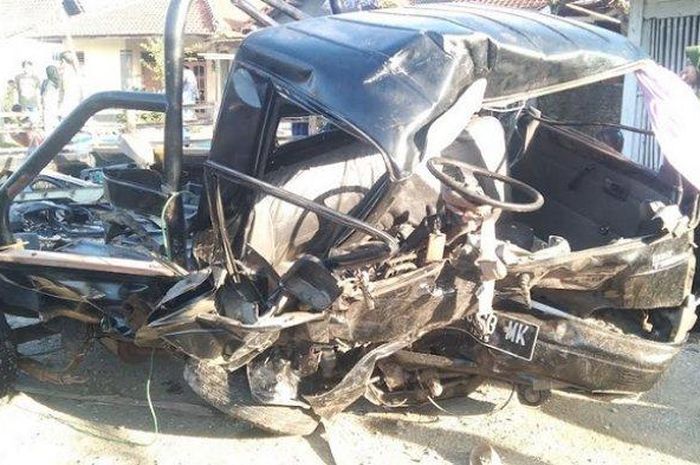 Kondisi Mitsubishi Colt T120SS usai adu kepala musuh Mitsubishi Kuda di Lumbir, Banyumas, Jawa Tengah