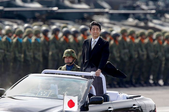 momen saat Shinzo Abe berdiri di atas Toyota Crown Convertible