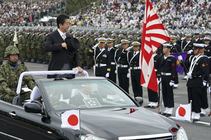 Mantan PM Jepang, Shinzo Abe berdiri di atas Toyota Crown Convertible