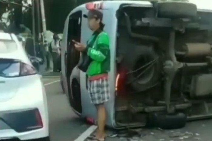 Toyota HiAce tak berdaya usai musuh tiang lampu PJU, rebah alias terguling di jalan raya Lenteng Agung, Jagakarsa, Jakarta Selatan