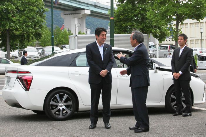 Mantan Perdana Menteri (PM) Jepang, Shinzo Abe saat jajal mobil Toyota.