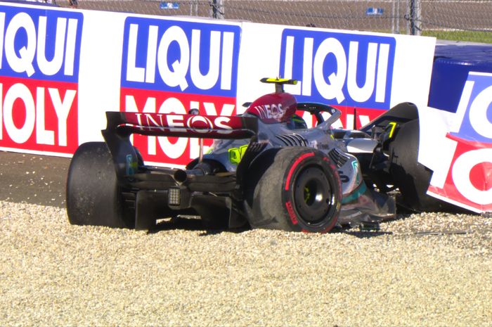 Crash Lewis Hamilton di kualifikasi F1 Austria 2022 berbuah sorakan dari fans Max Verstappen