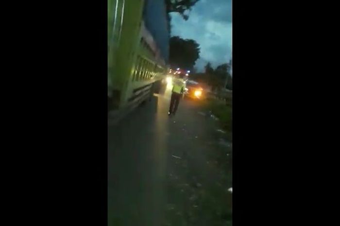 Tangkap layar video yang memperlihatkan seseorang diduga oknum Satlantas Polres Palopo, Sulawesi Selatan, melakukan pungutan liar terhadap sopir truk, Jumat (8/7/2022).