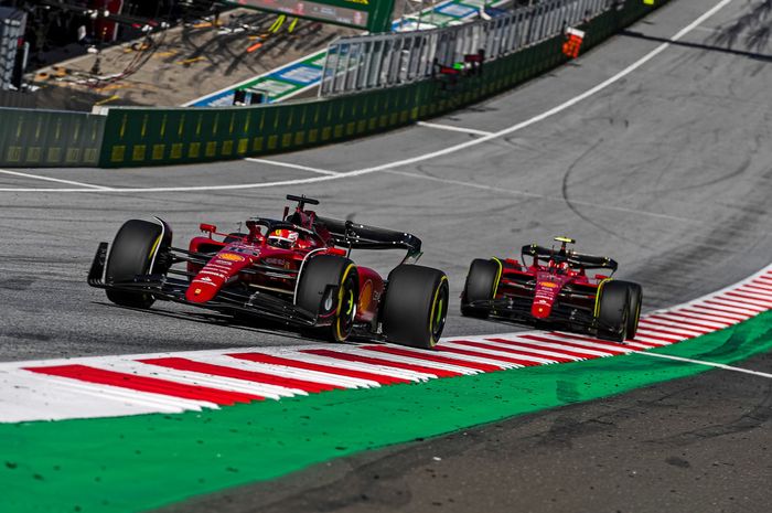 Charles Leclerc ingin hindari duel antar pembalap Ferrari lagi pada F1 Austria 2022. Ia fokus dahului Max Verstappen. 