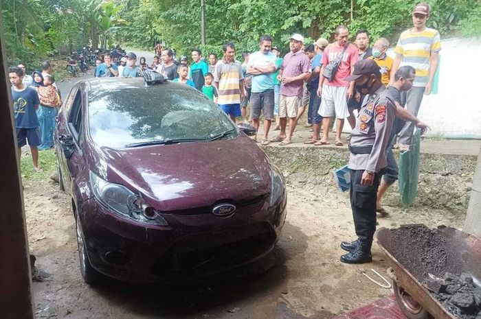 Ford Fiesta masuk rumah warga sampai ke ruang tamu gara-gara pengemudi nggak konsentrasi