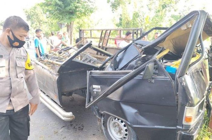 Kondisi Mitsubishi L300 angkut lima sapi kurban hancur usai tabrak batang pohon asem di Kutosari, Doro, Pekalongan, Jawa Tengah
