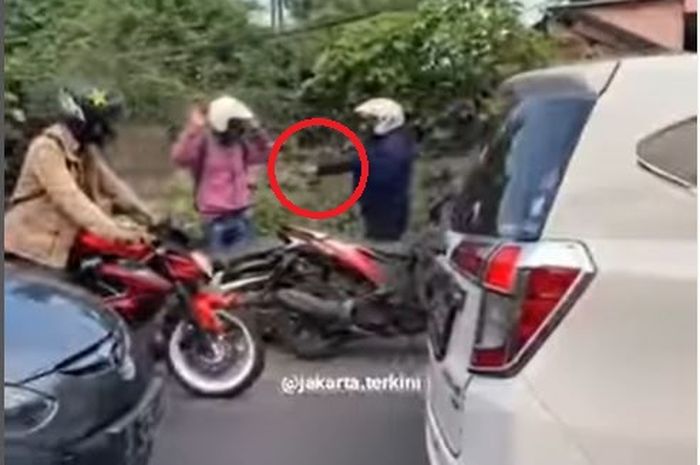Dalam lingkarang merah, pistol yang ditodongkan ke pemotor setelah keduanya terlibat cekcok di jalan raya Cakung-Cilincing, Jakarta Timur