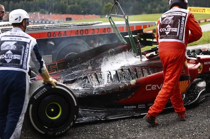 Ferrari F1-75 yang dikendarai Carlos Sainz Jr terbakar pada penghujung balapan F1 Austria. Bikin Charles Leclerc ikut cemas. 