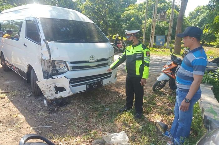 Kondisi Toyota HiAce yang melaju kesetanan lalu menghantam keras Honda Kharisma ditunggangi satu keluarga hingga tewas di lokasi