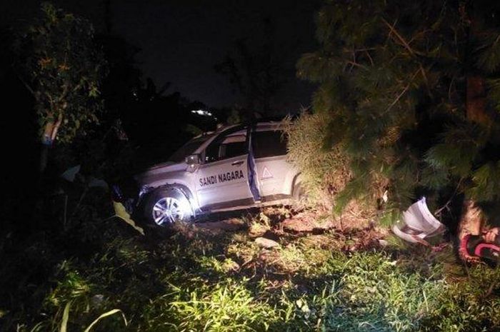 Nissan X-Trail terjang pohon hingga renggut nyawa seorang guru