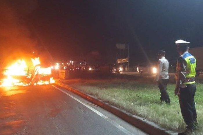 Kondisi mobil pikap saat terbakar, yang menimbulkan empat korban jiwa suporter Timnas Indonesia 