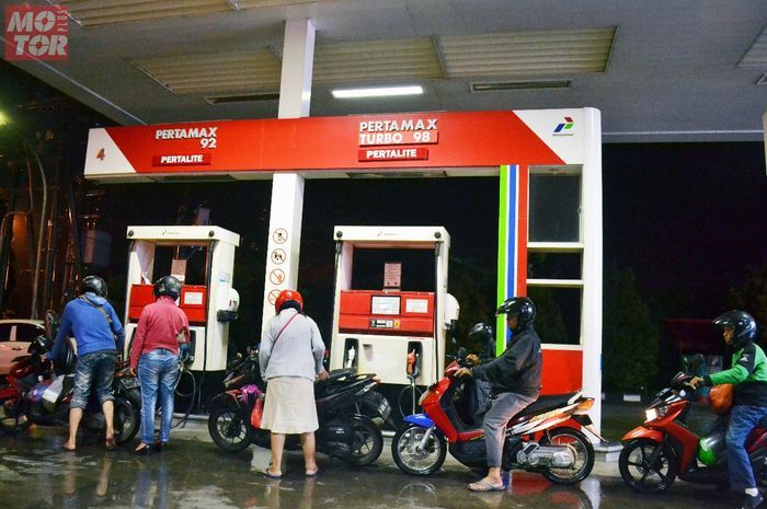 Beredar mitos Isi bensin saat hujan bisa dapat lebih banyak, Pertamina ungkap faktanta. (foto ilustrasi) 