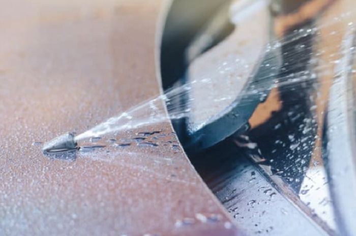 Nozzle semprotkan air wiper ke kaca depan mobil
