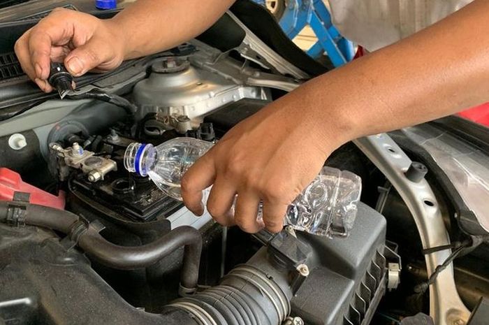Air aki di mobil bekas tidak boleh ditambah pakai air pembuangan AC (foto ilustrasi)
