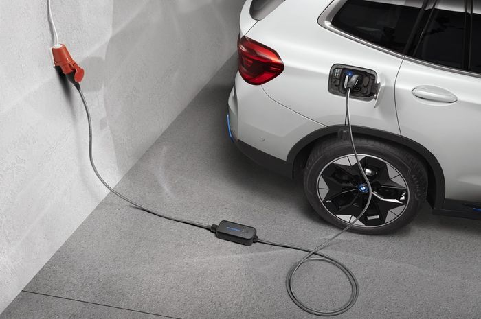 ILUSTRASI. Ngecas Mobil Listrik Pakai Portable Charger