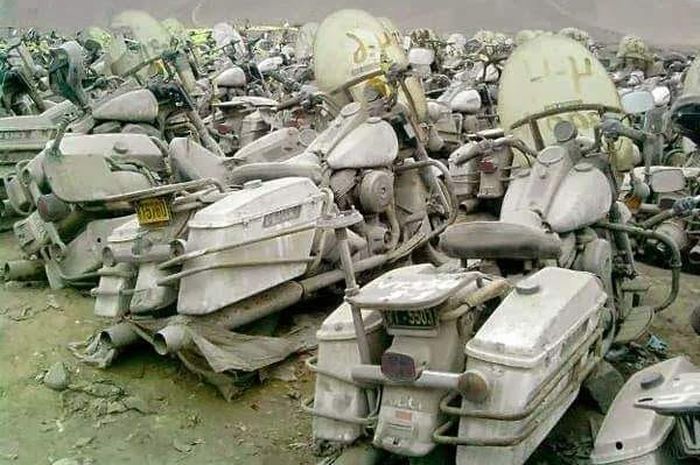 Harley-Davidson Road King ditemukan berjejer di suatu lokasi di Kota Lima, Peru. Sayang kondisinya mirip kuburan motor.