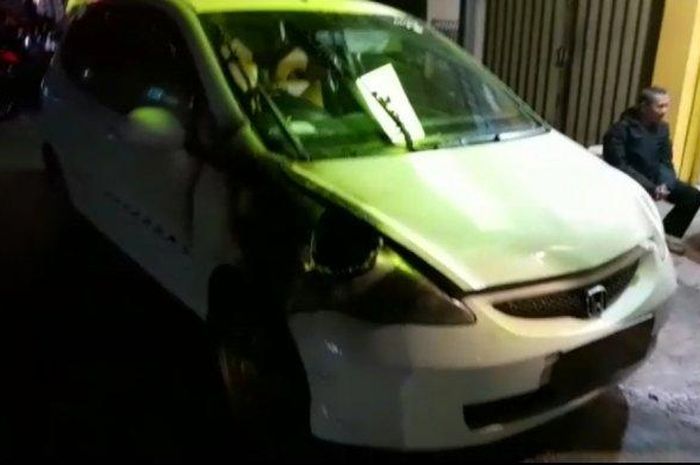 Honda Jazz GD3 yang lampu depan kanan mendadak berasap hingga meleleh di Jl Urip Sumoharjo, Cilacap, Jawa Tengah