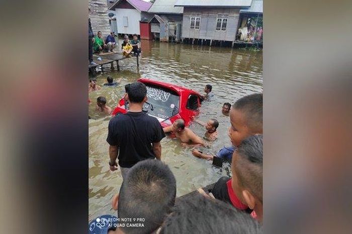 Honda Brio menukik tajam di lokasi tak lazim, tercebut ke sungai di desa Margasari Hulu, Candi Laras Selatan, Tapin, Kalimantan Selatan