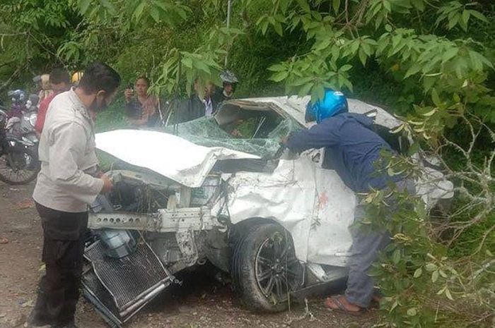 Datsun Go bernomor polisi B-1906-FRD masuk ke jurang  di jalur wisata Pusuk Sembalun.