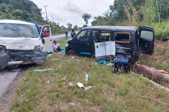 Sesama Daihatsu Gran Max saling tumbuk di Tebo Tengah, Tebo, Jambi akibat sistem pengereman salah satu mobil tak berfungsi setelah keluar bengkel
