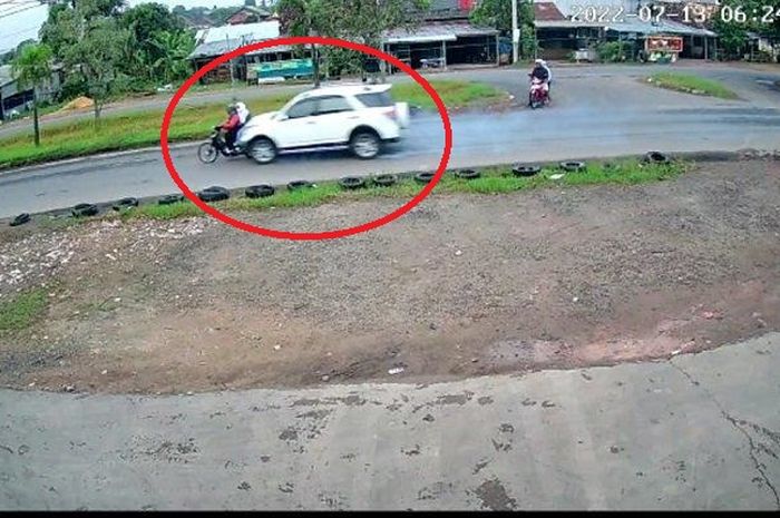Rekaman CCTV Daihatsu Terio tusuk Honda Kharisma dari belakang setelah putar balik di Jl HM Noerdin Pandji, Palembang