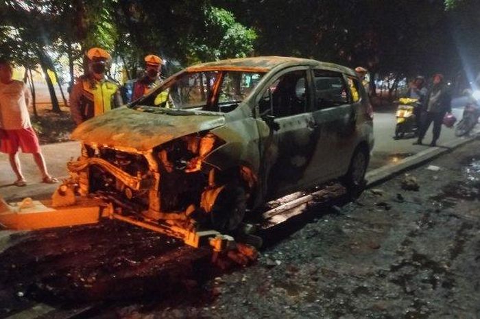 Suzuki Ertiga yang berubah jadi rongsokan setelah terbakar di Jl Benteng Betawi, Poris, Tangerang