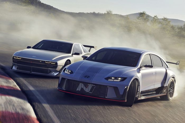 Mobil listrik Hyundai RN22e bersama Hyundai N Vision 74 di Hyundai N Day.