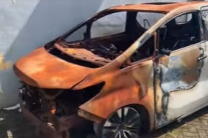 Kondisi Toyota Alphard Via Vallen yang dibakar orang tak dikenal dua tahun lalu.