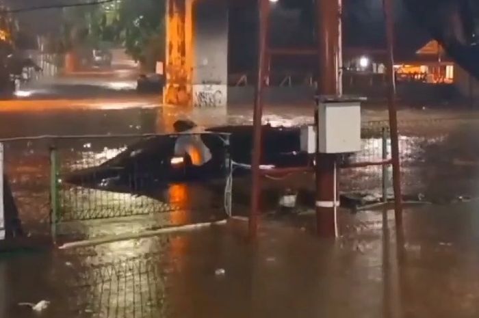 Mitsubishi Xpander terjebak banjir yang cukup tinggi di kolong Flyover Cibodas, pada Sabtu (16/07/2022).
