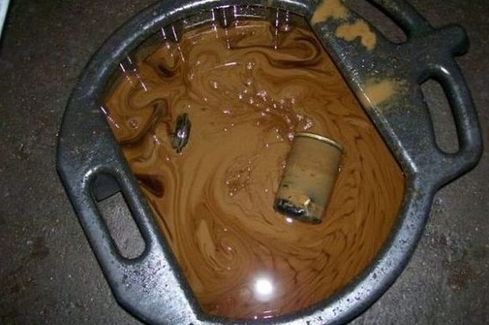 Ilustrasi oli mesin tercampur air, warnanya kecoklatan