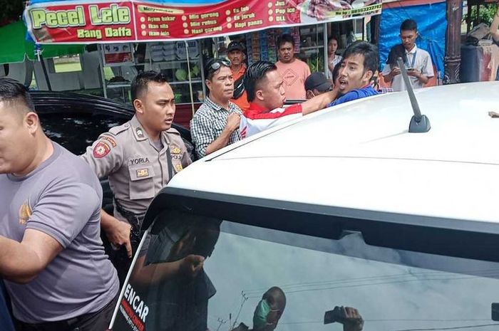 Keributan di depan Mapolres Bengkulu karena debt collector nyaris bonyok saat hendak tarik Toyota Agya nunggak kredit setahun
