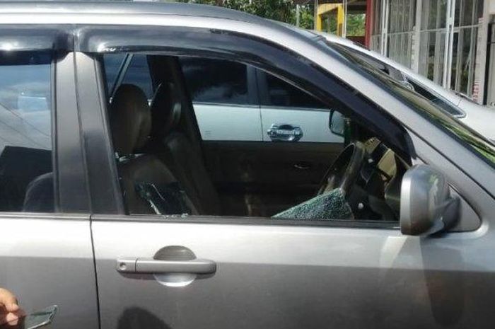 Kaca pintu bagian pengemudi Honda CR-V Gen 2 dipecah maling saat parkir di RM Morosono kawasan Rajapolah, Tasikmalaya, Jawa Barat