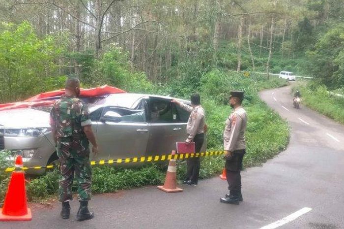 Atap Toyota Kijang Innova Reborn ambles dihujam batang pohon pinus yang tumbang dari atas tebing hingga membuat pengemudi tewas mengenaskan