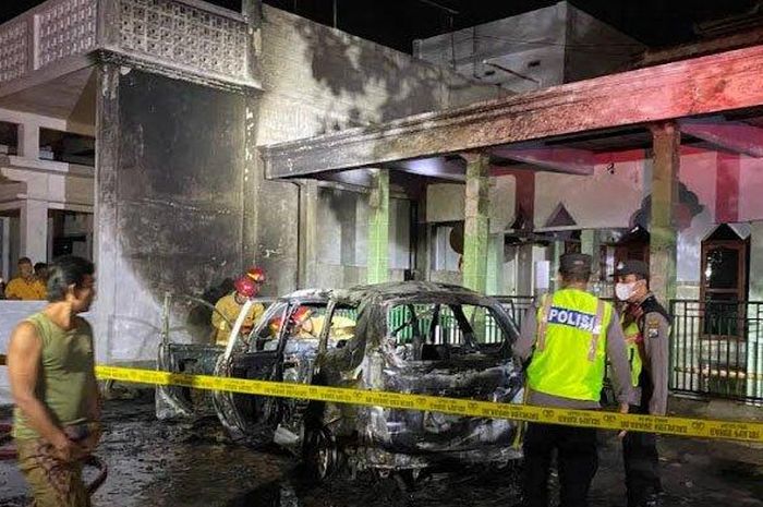 Toyota Avanza terbakar  saat ditinggal pemilik beribadah di musala