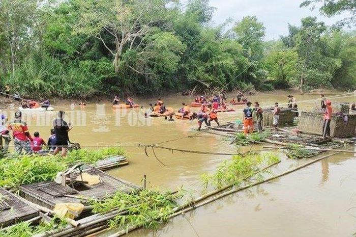 Toyota Avanza masuk sungai di Tabalong