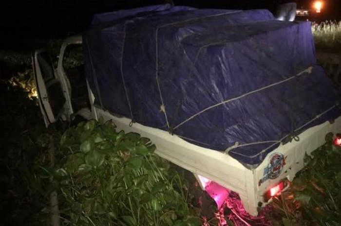 Kondisi mobil bak bermuatan rokok ilegal terperosok ke sawah