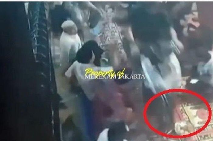 Pemotor mengendarai Honda vario asal lewat di acara tahlilan, langsung digebukin