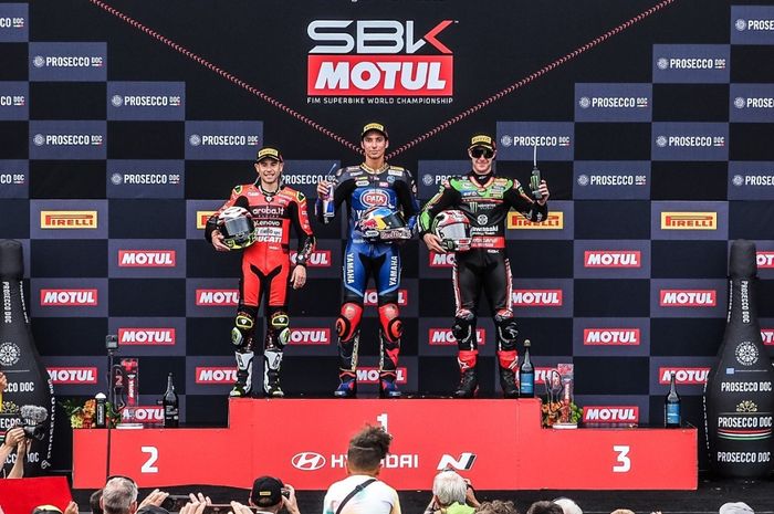 Toprak Razgatlioglu sapu bersih kemenangan di WSBK Inggris 2022, dekati Alvaro Bautista dan Jonathan Rea di Klasemen WSBK 2022