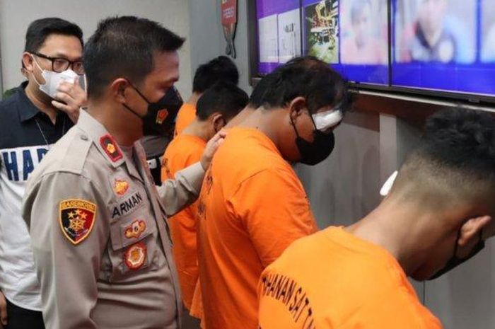 Komplotan pencuri ban serep truk yang kerap beraksi di tol Cipali dan tol Japek akhirnya dibekuk polisi, Kamis (14/07/2022).