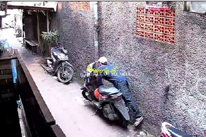 Detik-detik Honda BeAT digondol maling saat terparkir di Jalan Peninggaran Timur 3 Gang Istiqomah 1, Kebayoran Lama, Jumat (15/07/2022).