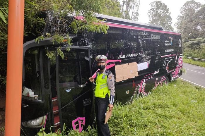 Diduga rem tidak berfungsi sebuah busa pariwisata menebrak tebing di jalur maut Sarangan. Tidak adakorban jiwa dalam kecelakaan tersebut.