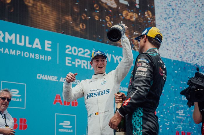 Stoffel Vandoorne terbilang jarang menang di Formula E 2022. Selepas dari New York, ia naik ke peringkat pertama klasemen sementara. 