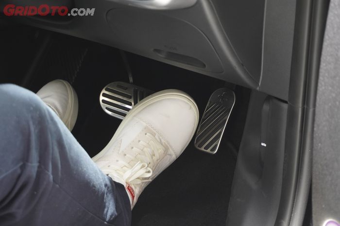 Ilustrasi, Kenapa injak pedal rem mobil matic tidak disarankan pakai kaki kiri.