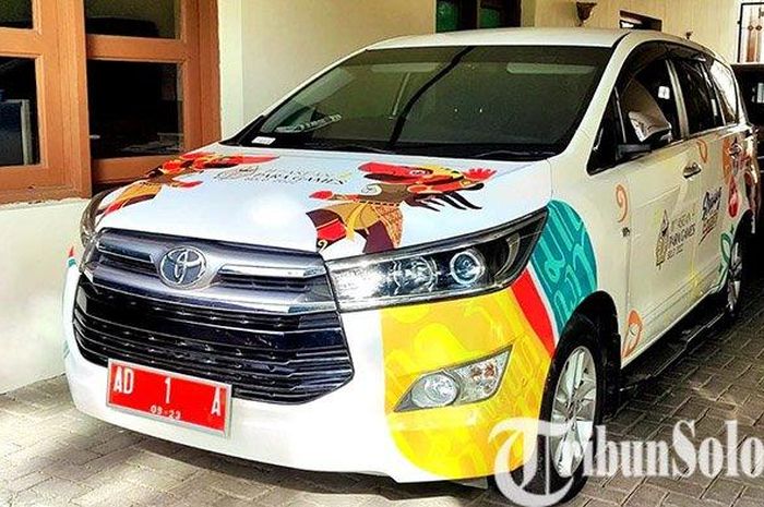 Toyota Kijang Innova Dinas Wali Kota Solo, Gibran Rakabuming Raka ditempeli stiker ASEAN Para Games XI Solo 2022